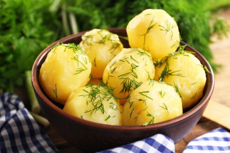 Почему темнеет картофель после варки или при варке?